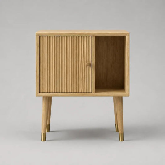 Table de chevet rectangulaire en MDF plaqué chêne clair avec porte rainurée et niche, 60 × 35 × 65 cm