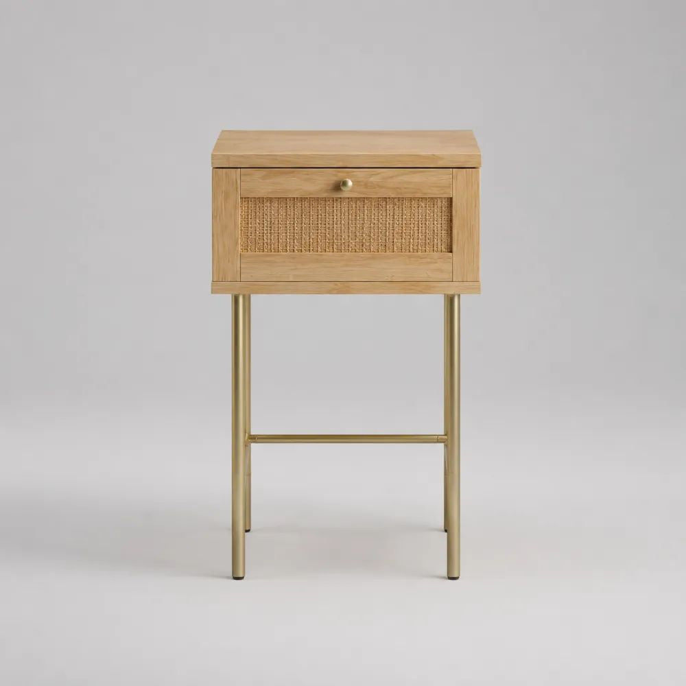 Table de chevet haute rectangulaire en bois, rotin naturel et métal, 1 tiroir, chêne clair et doré, 45 x 35 x 75 cm