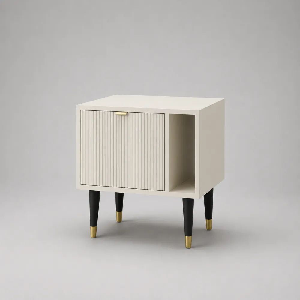 Table de chevet rectangulaire en MDF blanc cassé avec porte cannelée et niche, pieds noirs et détails laiton, 50 × 40 × 60 cm