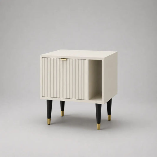 Table de chevet rectangulaire en MDF blanc cassé avec porte cannelée et niche, pieds noirs et détails laiton, 50 × 40 × 60 cm